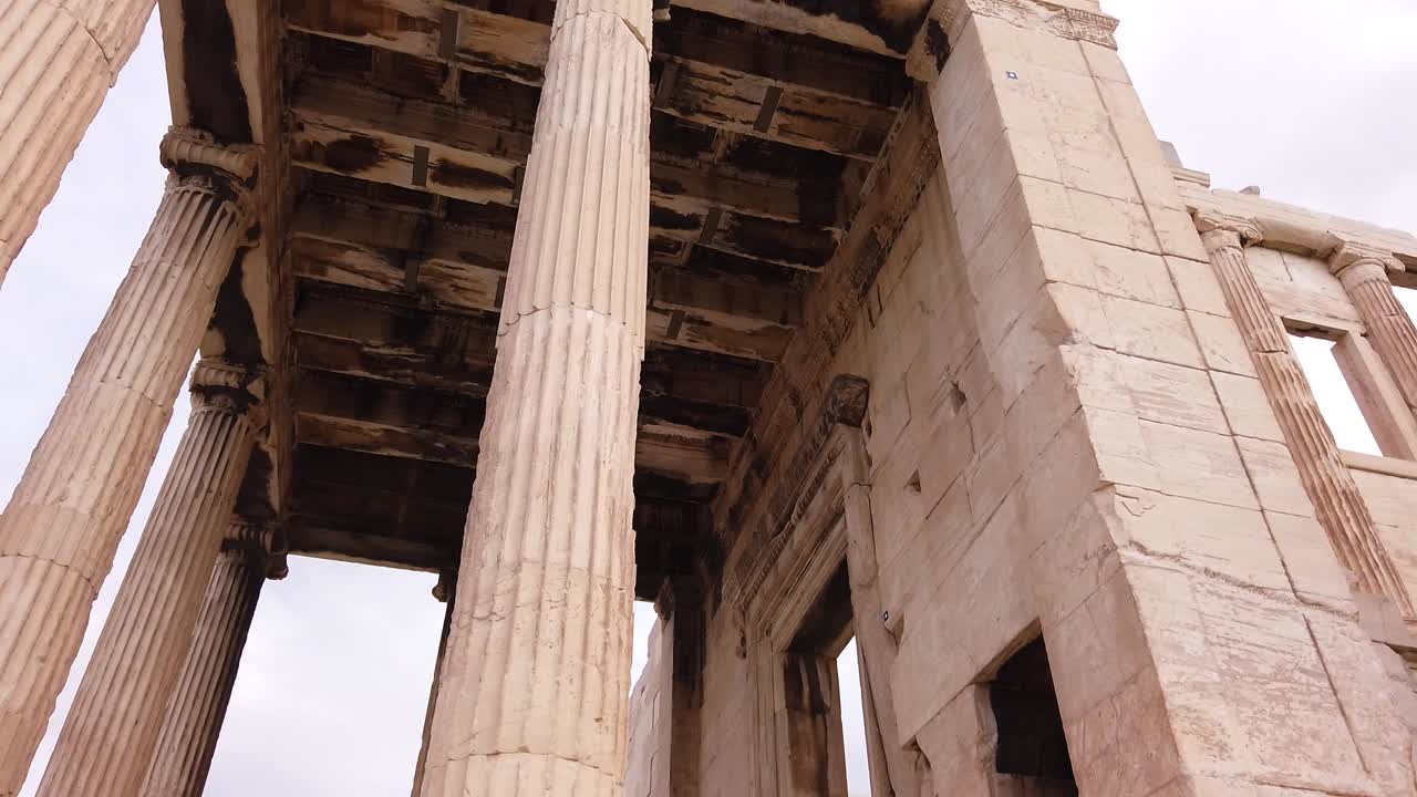 ruinas del antiguo templo griego de erechtheion en la acrópolis en atenas, grecia