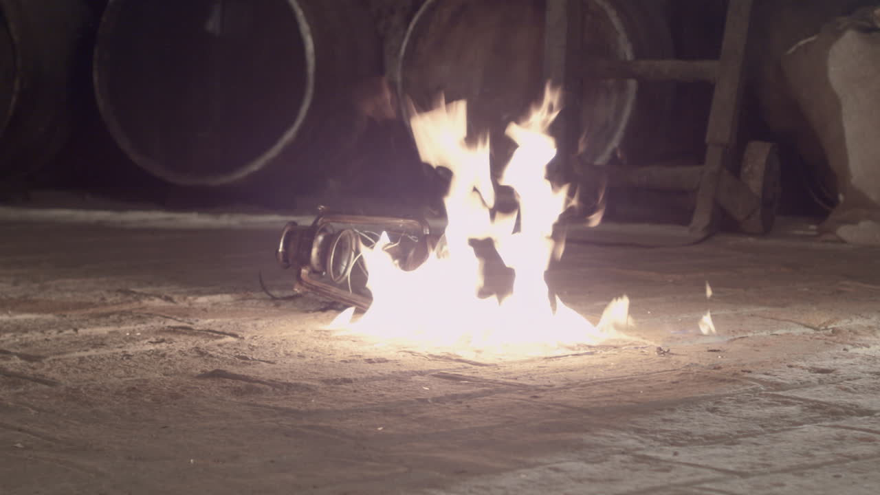 바닥에 휘발유 램프가 깨져 불이 붙다