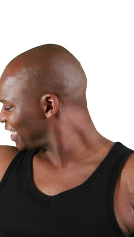 hombre musculoso sonriente con músculos flexionantes de carne
