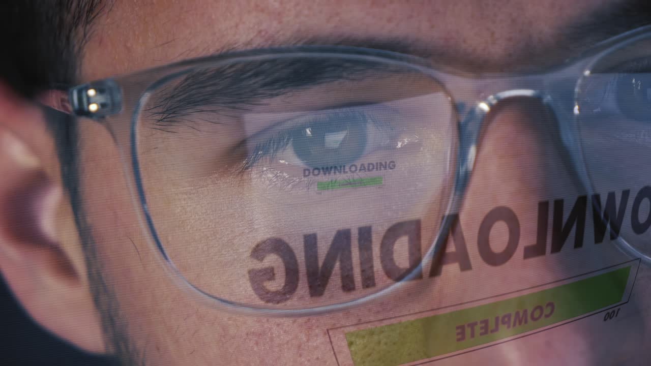 el hombre descarga datos de internet - la pantalla se refleja en las gafas - primer plano