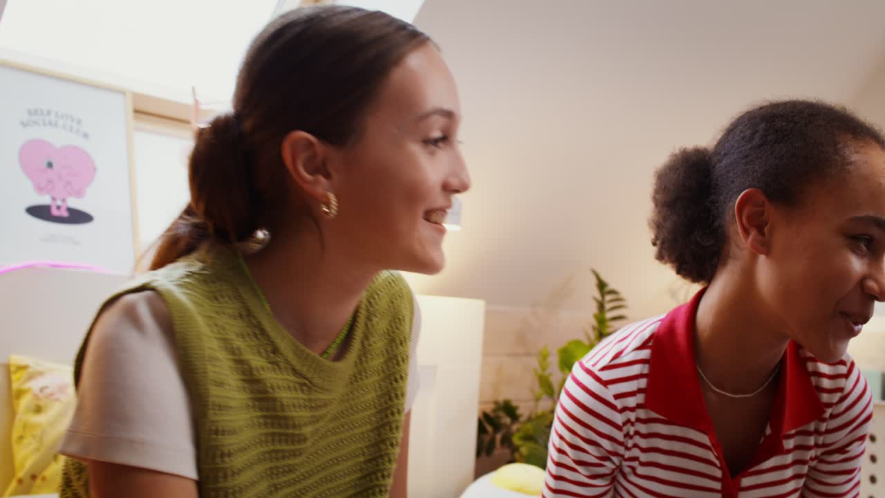 chicas adolescentes hablando