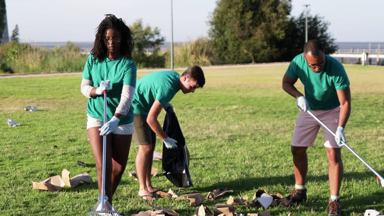 Grupo de voluntários recolhendo lixo