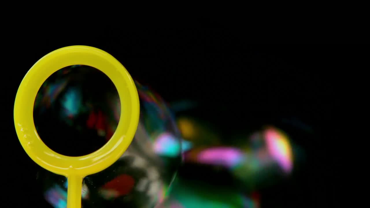 burbujas flotando sobre un fondo negro