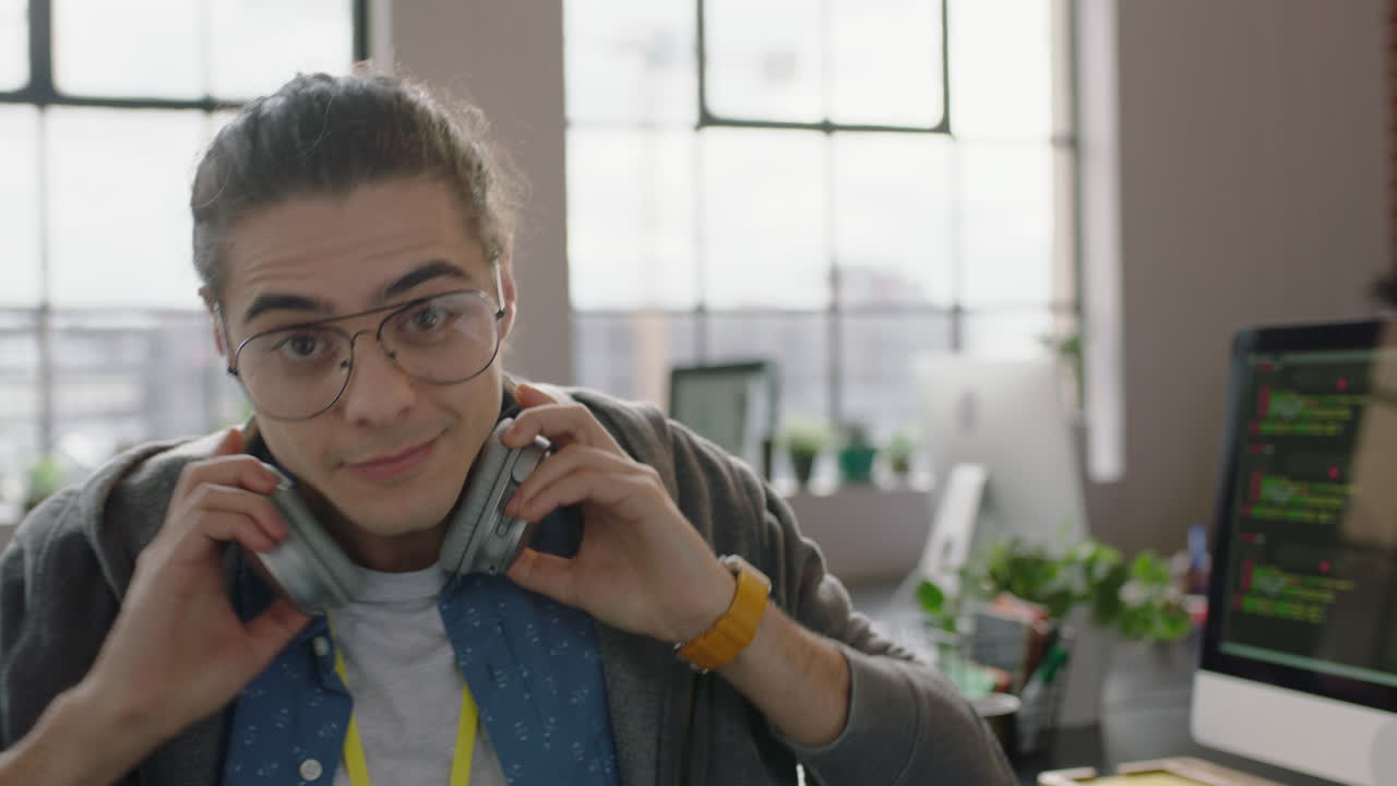 retrato hombre caucásico programador codificando software de seguridad de red para una empresa de inicio desarrollador web profesional sonriendo disfrutando de escribir código en la pantalla de la computadora en una oficina exitosa