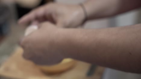 preparando unos huevos para el desayuno