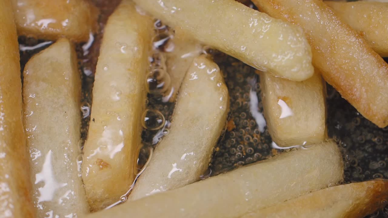 기름에 튀긴 감자튀김