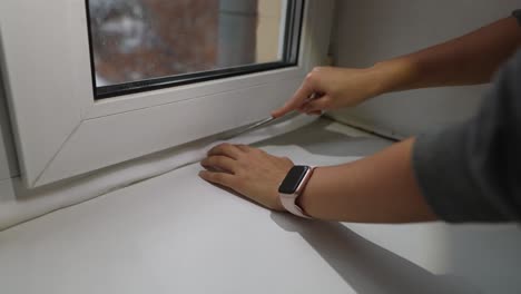 instalación de espuma de aislamiento de ventanas