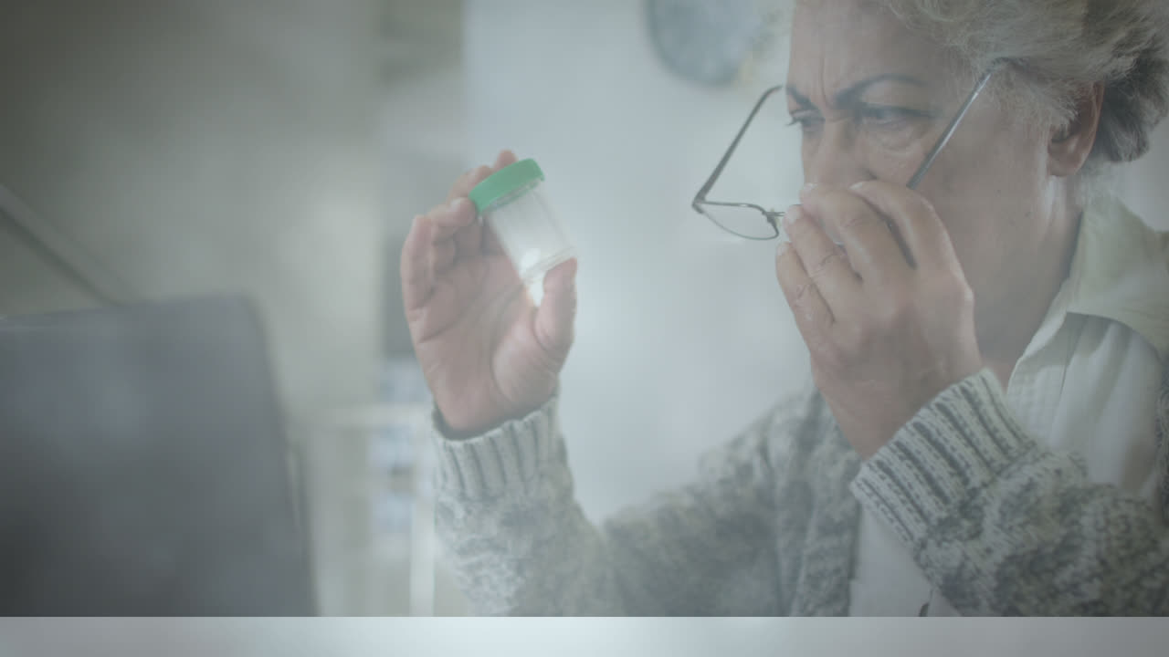 백인 남성 의사가 병원 사무실에서 노트북으로 플을 분석하고 있습니다.