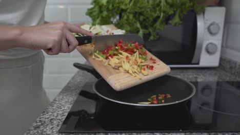 mujer cocinando verduras