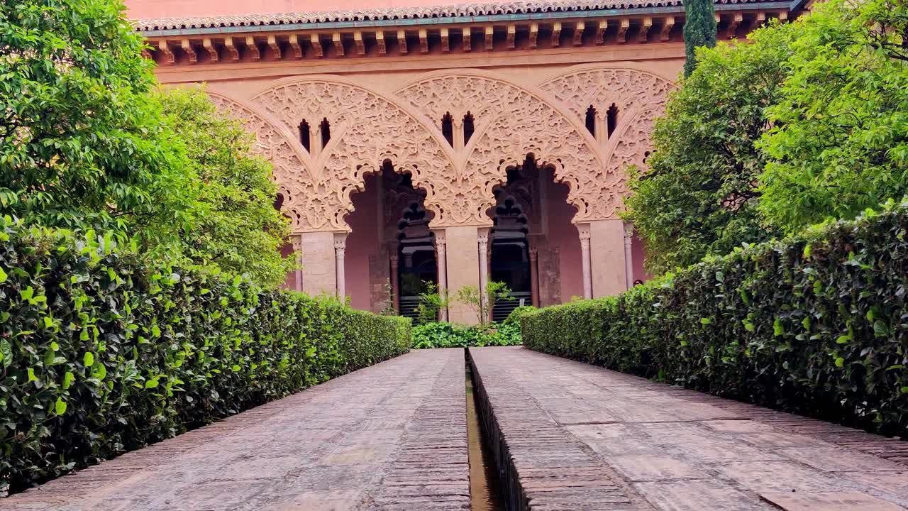 jardín morisco a la entrada del palacio medieval fortificado de la aljafería en zaragoza españa