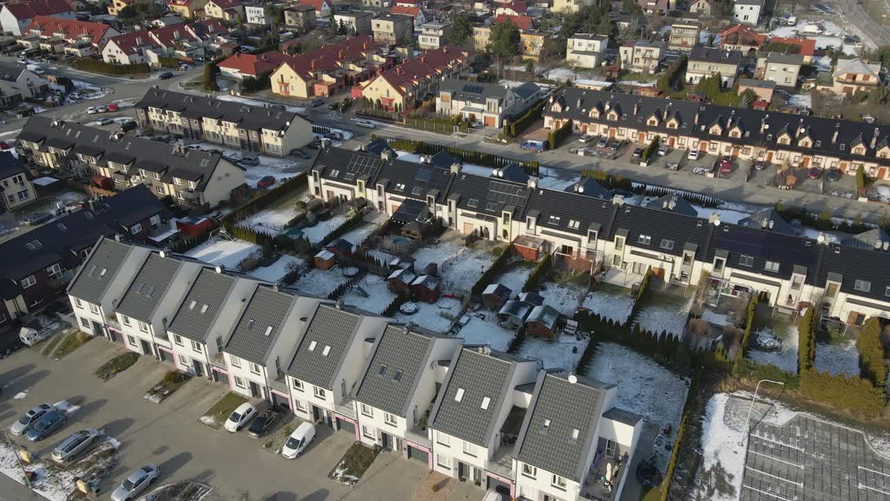 vista aérea de una pequeña ciudad europea con un moderno barrio residencial de los suburbios