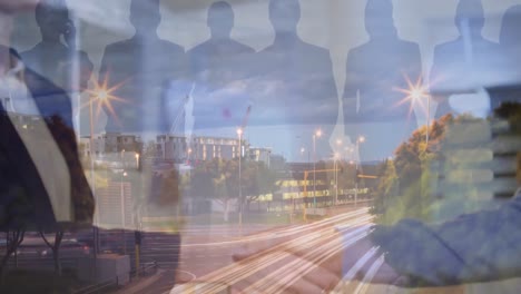 hombre de negocios y mujer de negocios estrechando las manos sobre la silueta de los hombres de negocios sobre la ciudad nocturna