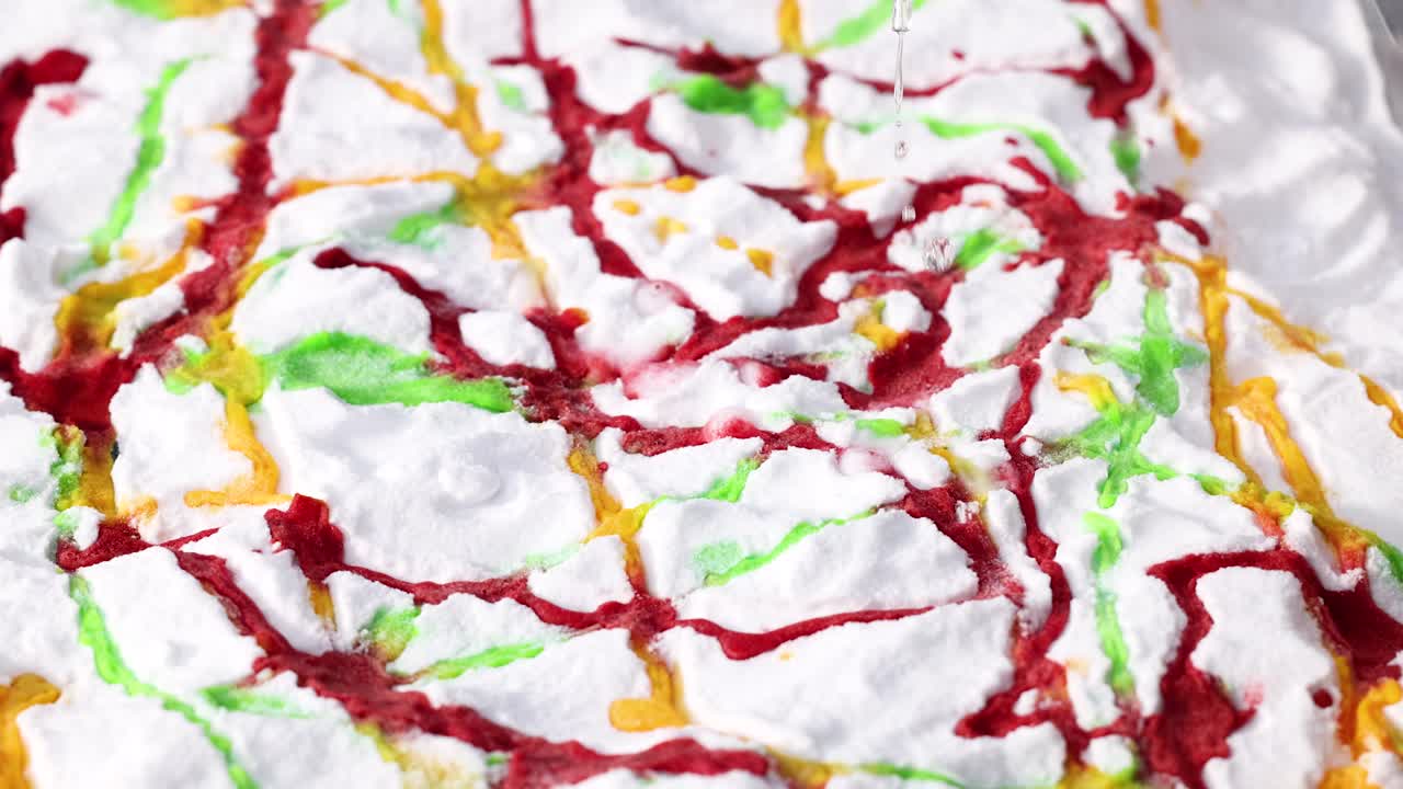 다채로운 패턴을 가진 활기찬 화학 반응