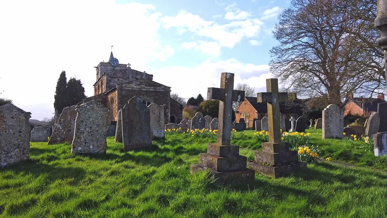 Sentiero che porta alla chiesa di Ognissanti nel villaggio di Braunston nel Rutland in Inghilterra, Regno Unito