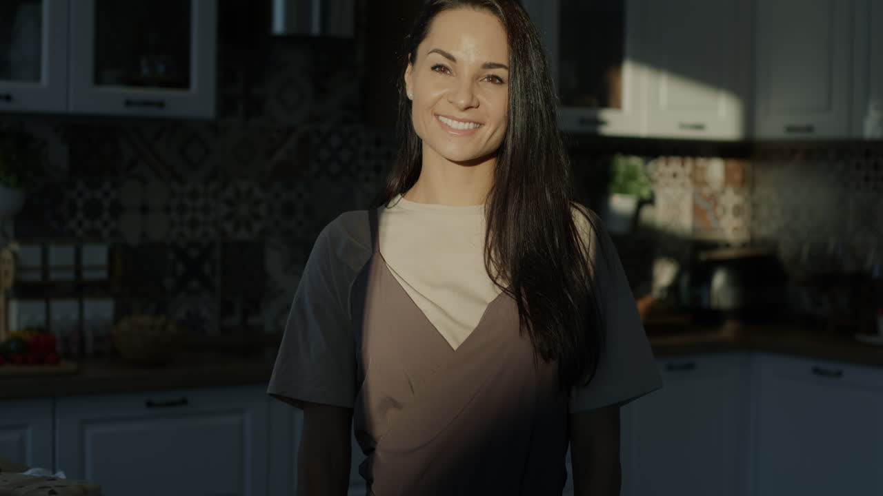 Donna sorridente in cucina