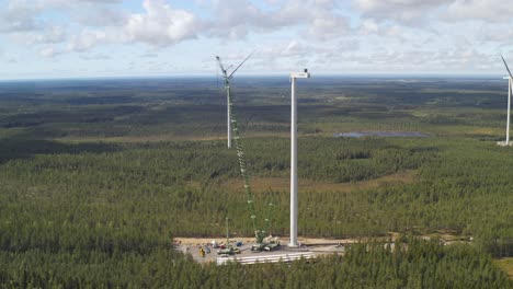 vista panorámica del sitio de construcción de turbinas eólicas para la generación de energía eólica, disparo de drones