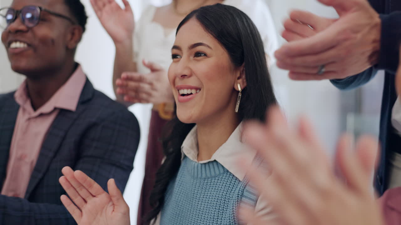 aplauso y celebración en una reunión de negocios diversa