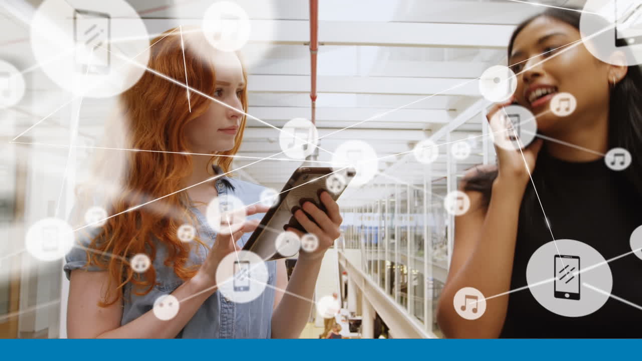 스마트 폰을 사용하는 사업가 여성에 대한 아이콘과 연결 네트워크의 애니메이션