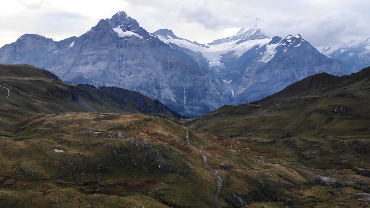 sobrevuelo aéreo sobre el lago bachalpsee en grindelwald primero, suiza lejos de los picos schreckhorn y wetterhorn