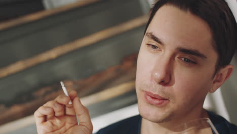 Retrato-De-Hombre-Transgénero-Fumando-Y-Bebiendo-En-Casa