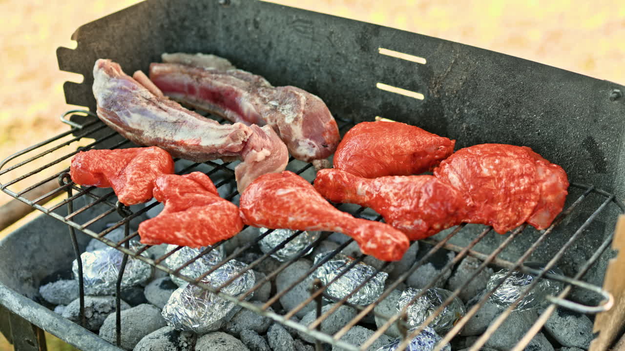 Nikmati Daging Lezat yang Dipanggang Sempurna di Atas BBQ Arang, Ideal untuk Pesta Barbekyu Musim Panas dan Pertemuan Luar Ruangan Tak Terlupakan bersama Teman dan Keluarga.