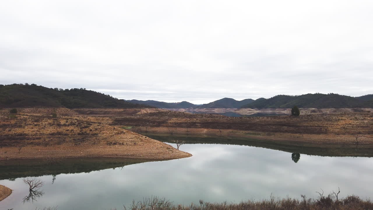 cuenca de drenaje con montañas en el fondo, una vista del paisaje y el agua