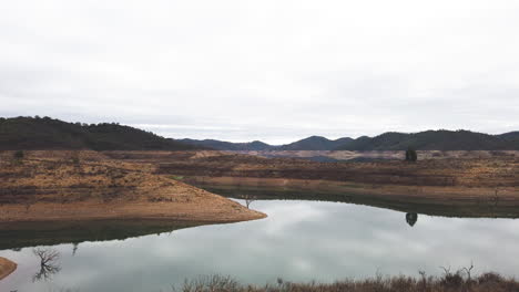 Cuenca-De-Drenaje-Con-Montañas-En-El-Fondo,-Una-Vista-Del-Paisaje-Y-El-Agua