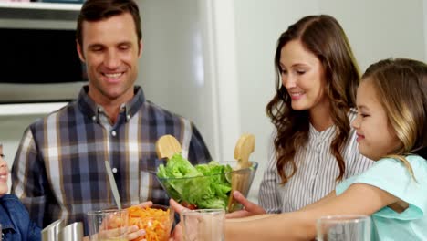 Familia-Comiendo-Juntos-De-Forma-Saludable-En-Casa