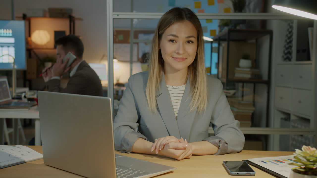 Nữ doanh nhân trong văn phòng