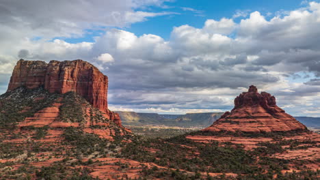 nuvole sopra bell rock e courthouse butte a sedona, arizona, stati uniti