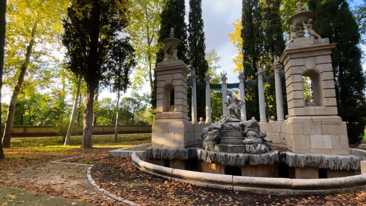 With a turn we see the impressive fountain of Apollo located in the gardens of the Prince of Aranjuez, it has 2 pilasters with arches and sculptures at the top, 6 columns and in the middle is Apollo
