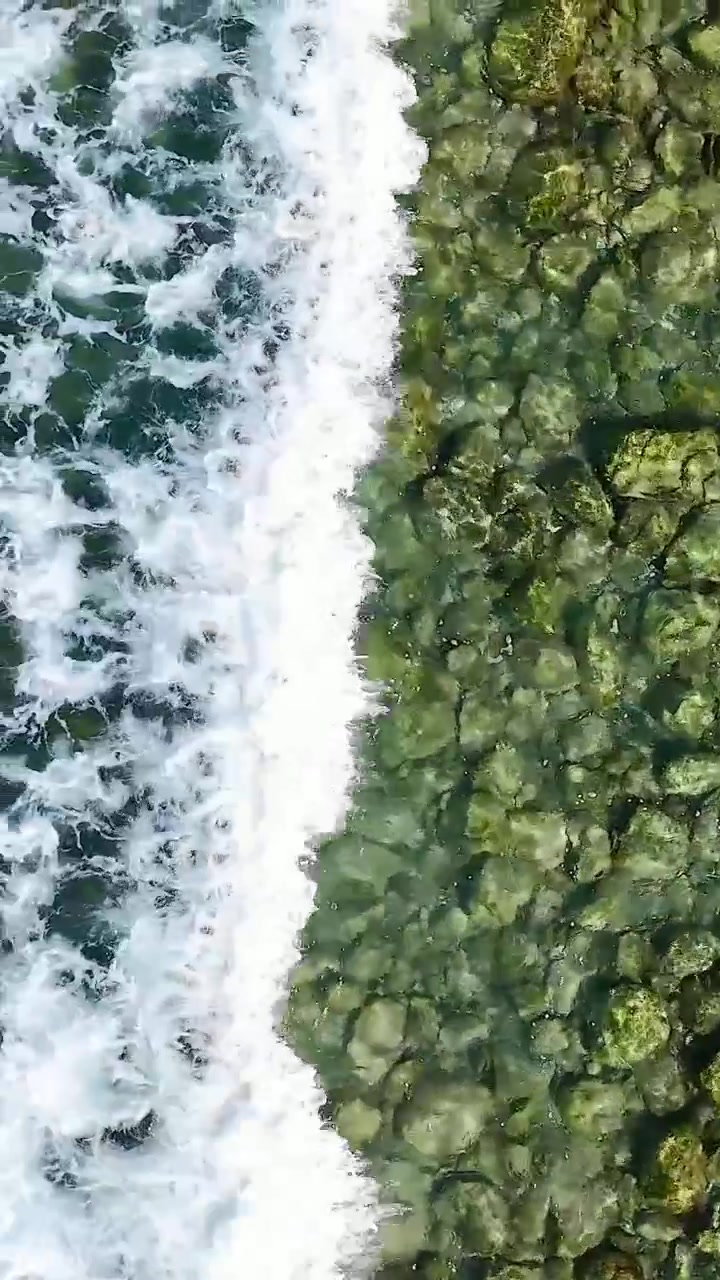 Vista aerea di onde e costa rocciosa