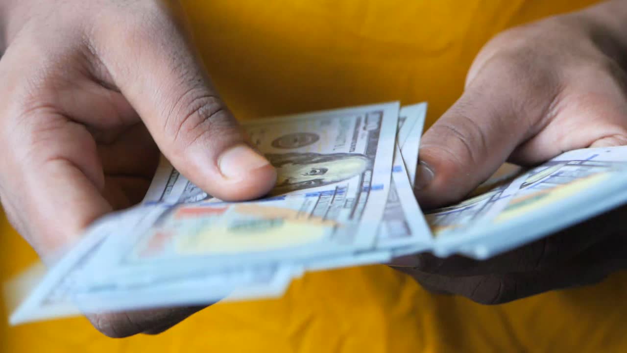 Hænder holder amerikanske dollars