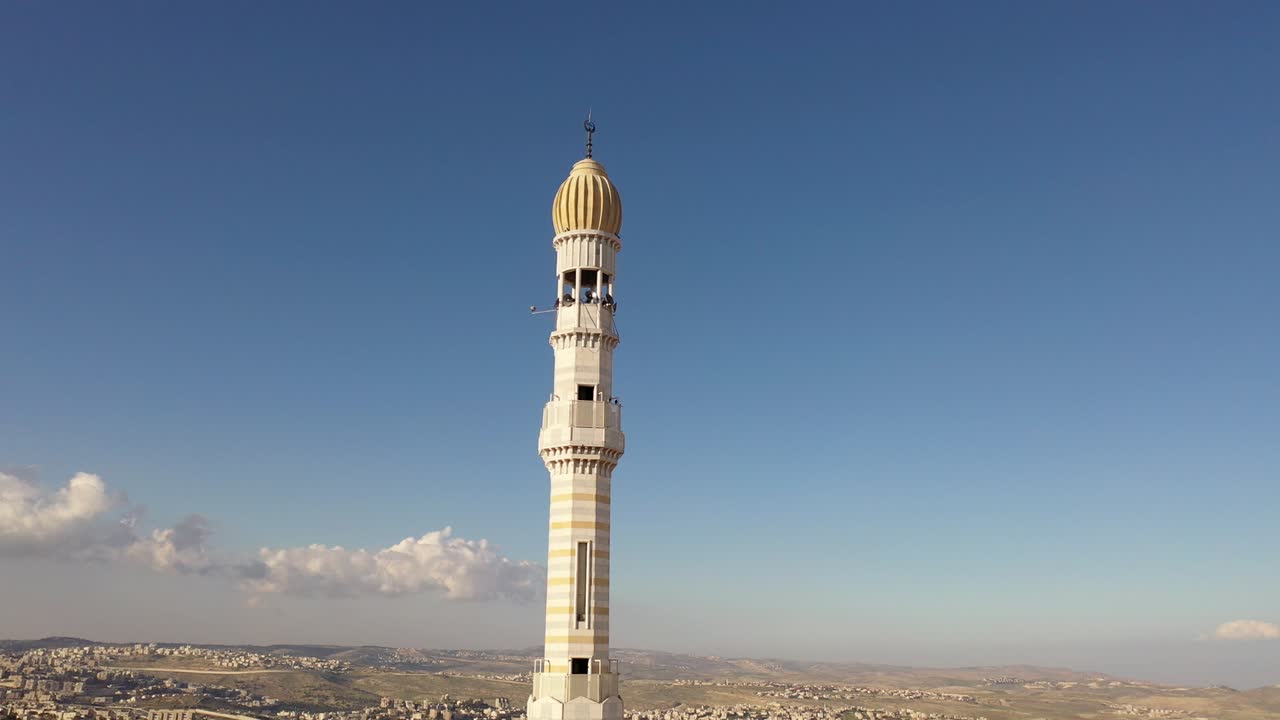 torre de la mezquita en el campamento de refugiados de anata, jerusalén, vista aérea