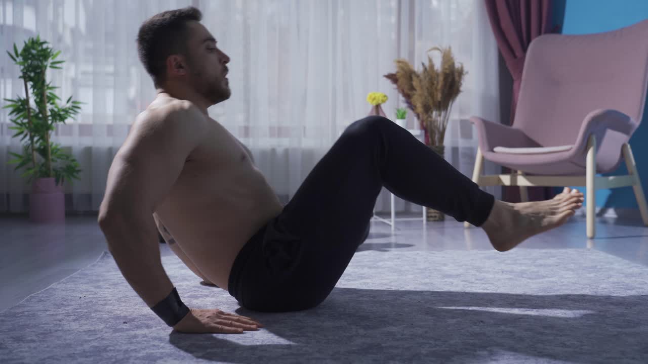 culturista musculoso realizando ejercicios para los abdominales.