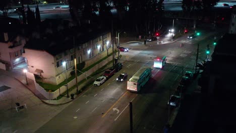 los autobuses de tránsito de la ciudad conducen por la carretera por la noche