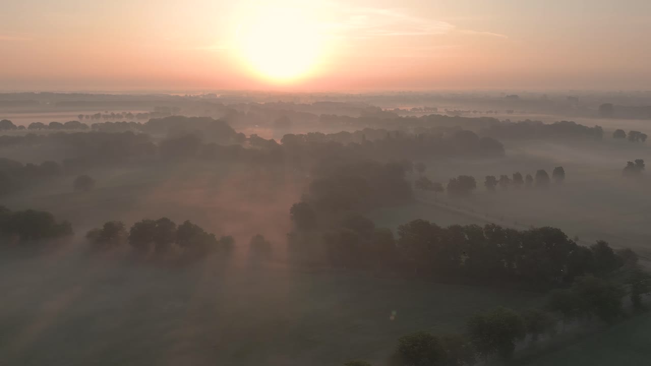 시골 풍경 위의 안개가 가득한 해가 뜨는 모습