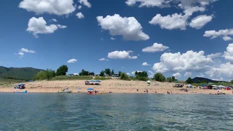 Kayak-En-Un-Gran-Lago-Abierto