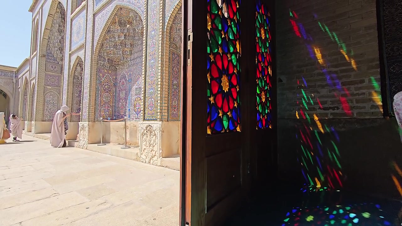 Geleneksel Fars Camii'nde Vitraydan Geçen Renkli Işık Desenleri