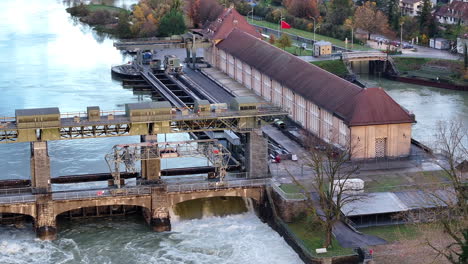el alto nivel de agua del río rin en la central hidroeléctrica de alt suiza, panela de drones 4k