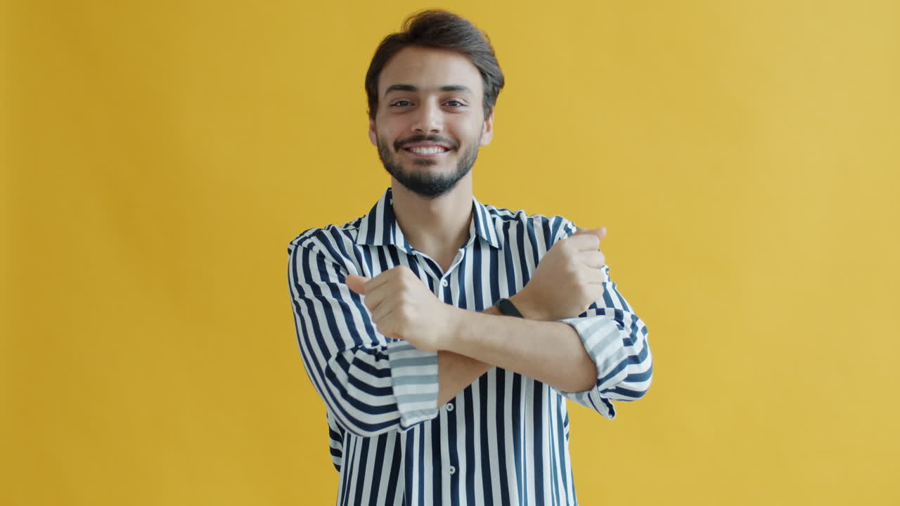 hombre feliz bailando