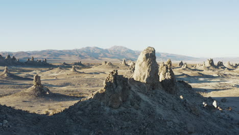 toma aérea descendente suave de los pináculos con vistas a una cadena de montañas