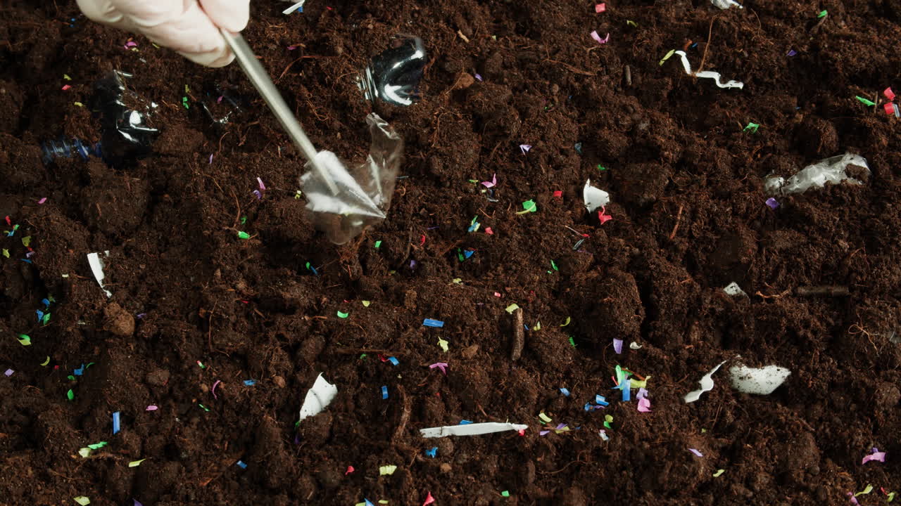 Pulizia di plastica e altri detriti dal terreno