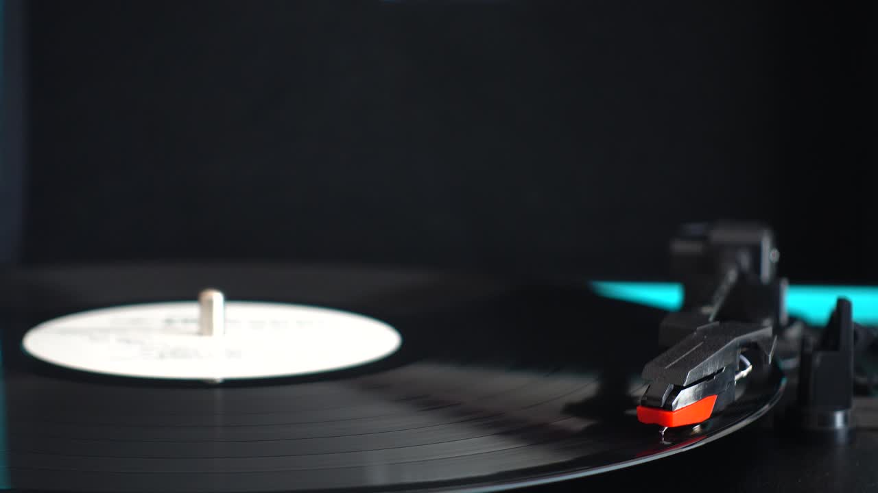 Platespiller. Nål på en vinylplate.