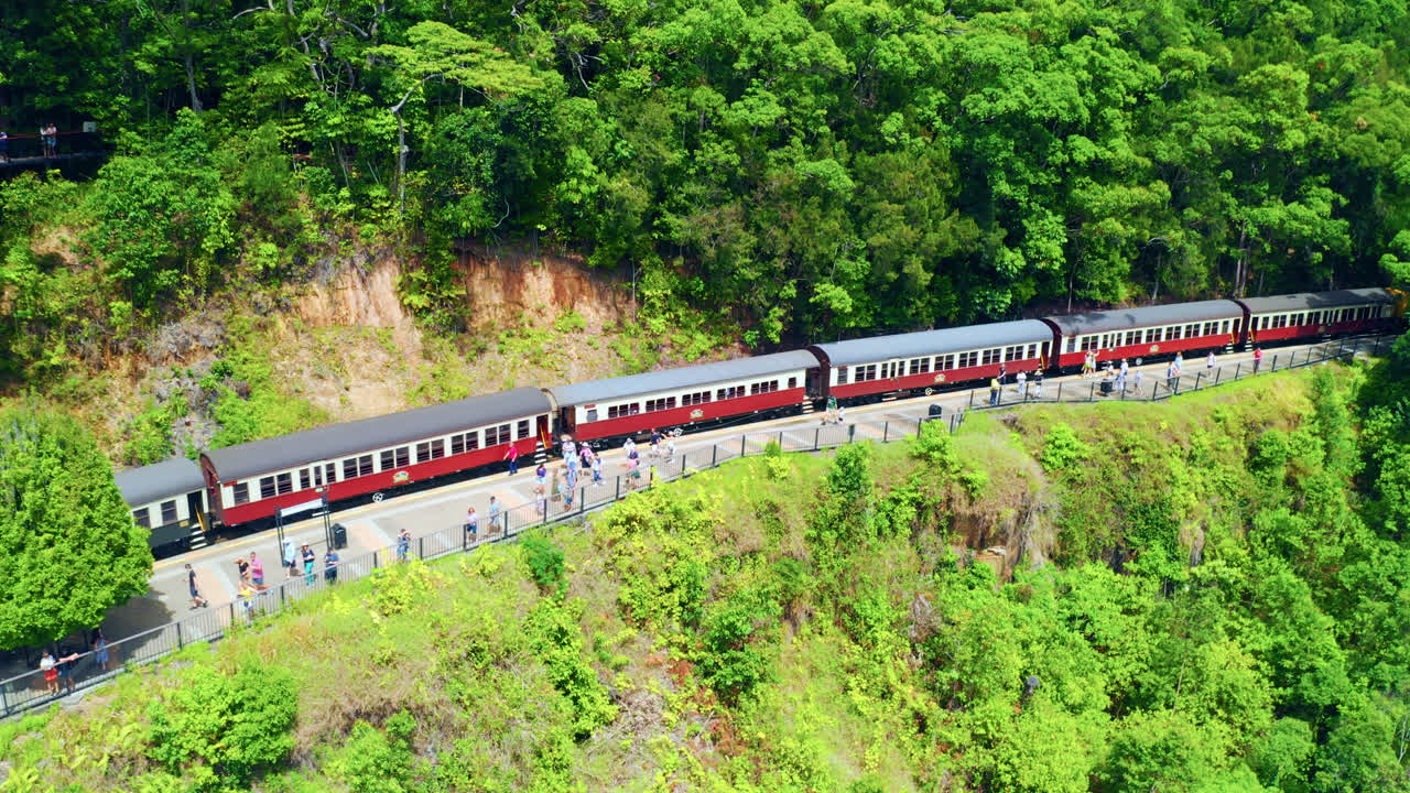 vista aérea del turista en el ferrocarril panorámico de kuranda en queensland, australia