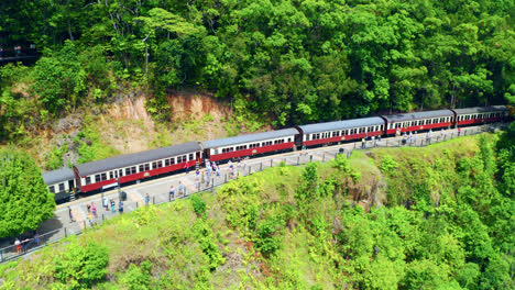 Vista-Aérea-Del-Turista-En-El-Ferrocarril-Panorámico-De-Kuranda-En-Queensland,-Australia