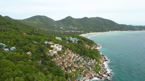 Vista-Superior-Del-Sur-De-La-Costa-De-Koh-Tao:-Cabañas,-Casas-Y-Hoteles-Construidos-A-Lo-Largo-De-La-Costa,-Tailandia