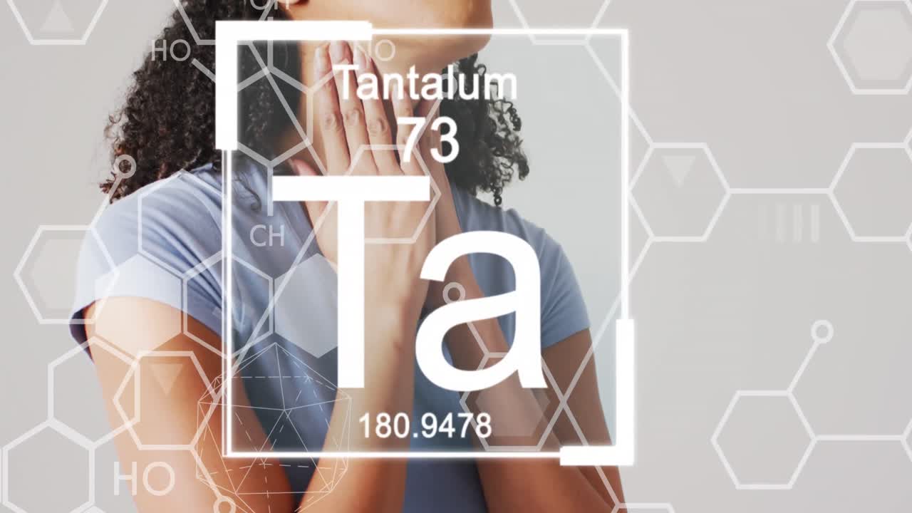 animación de diagramas de cadenas de adn con procesamiento de datos sobre una mujer biracial sosteniendo el cuello