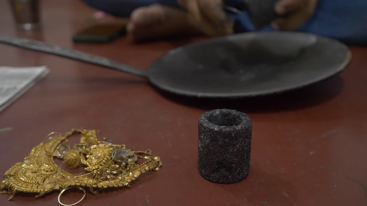 enfoque selectivo de un orfebre indio que se prepara para derretir joyas de oro en un taller