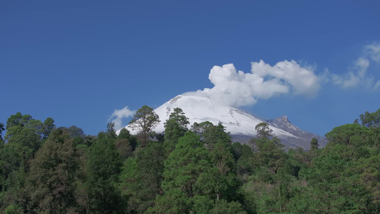 pan de camiones aéreos se eleva para revelar el volcán popocatepetl méxico